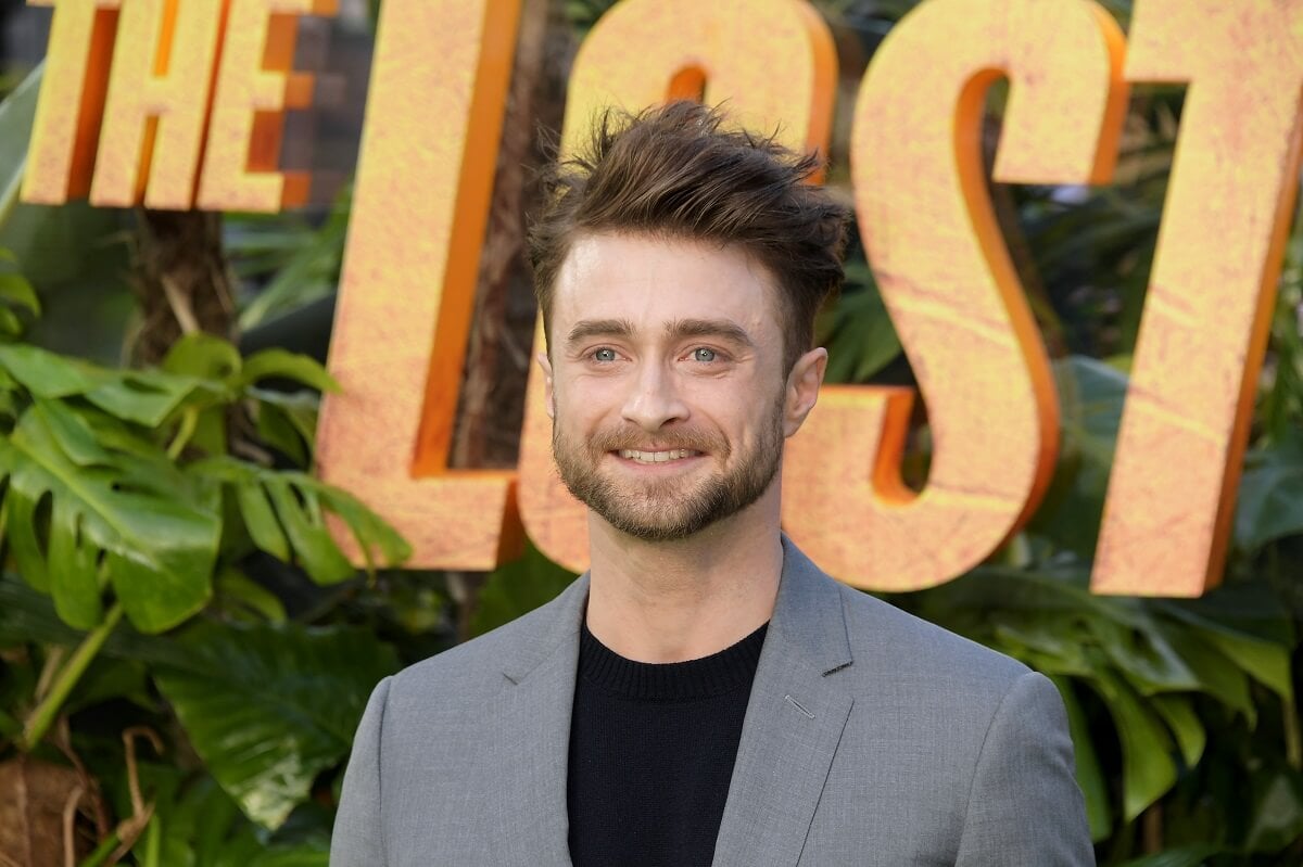 Daniel Radcliffe at 'The Lost City' premire wearing a suit.