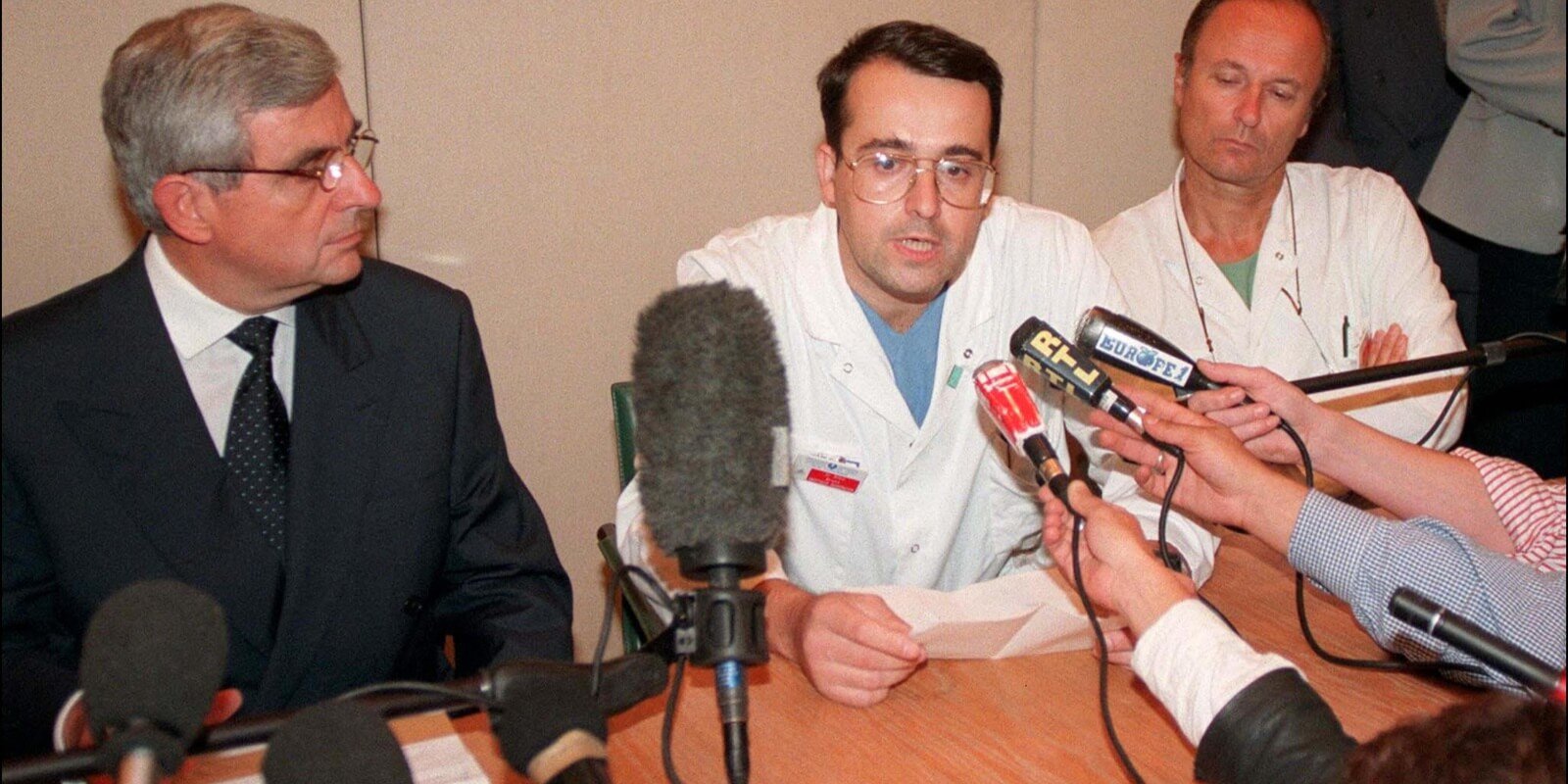 French Interior Minister, Jean-Pierre Chevenement (L), and doctor Bruno Riou (C) from La Pitie Salpetriere hospital where Princess Diana died.