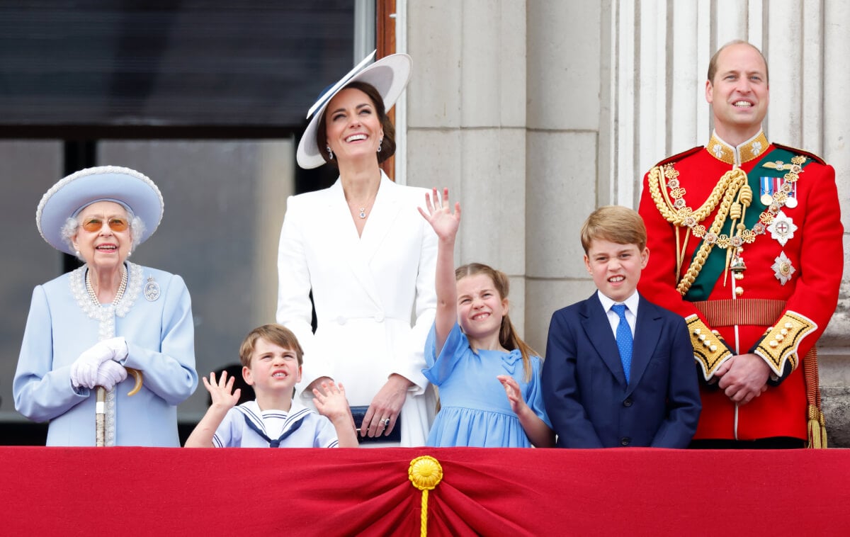 Queen Elizabeth II, Prince Louis of Cambridge, Catherine, Duchess of Cambridge, Princess Charlotte of Cambridge, Prince George of Cambridge and Prince William, Duke of Cambridge watch a flypast from the balcony of Buckingham Palace during Trooping the Colour on June 2, 2022 in London, England