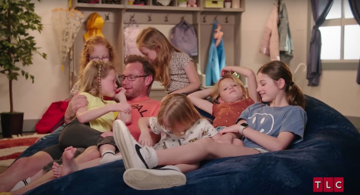 Adam Busby with the quints and Blayke in an episode of 'OutDaughtered'