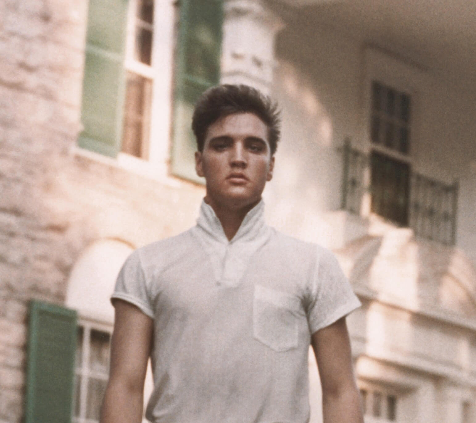 Elvis Presley in front of Graceland