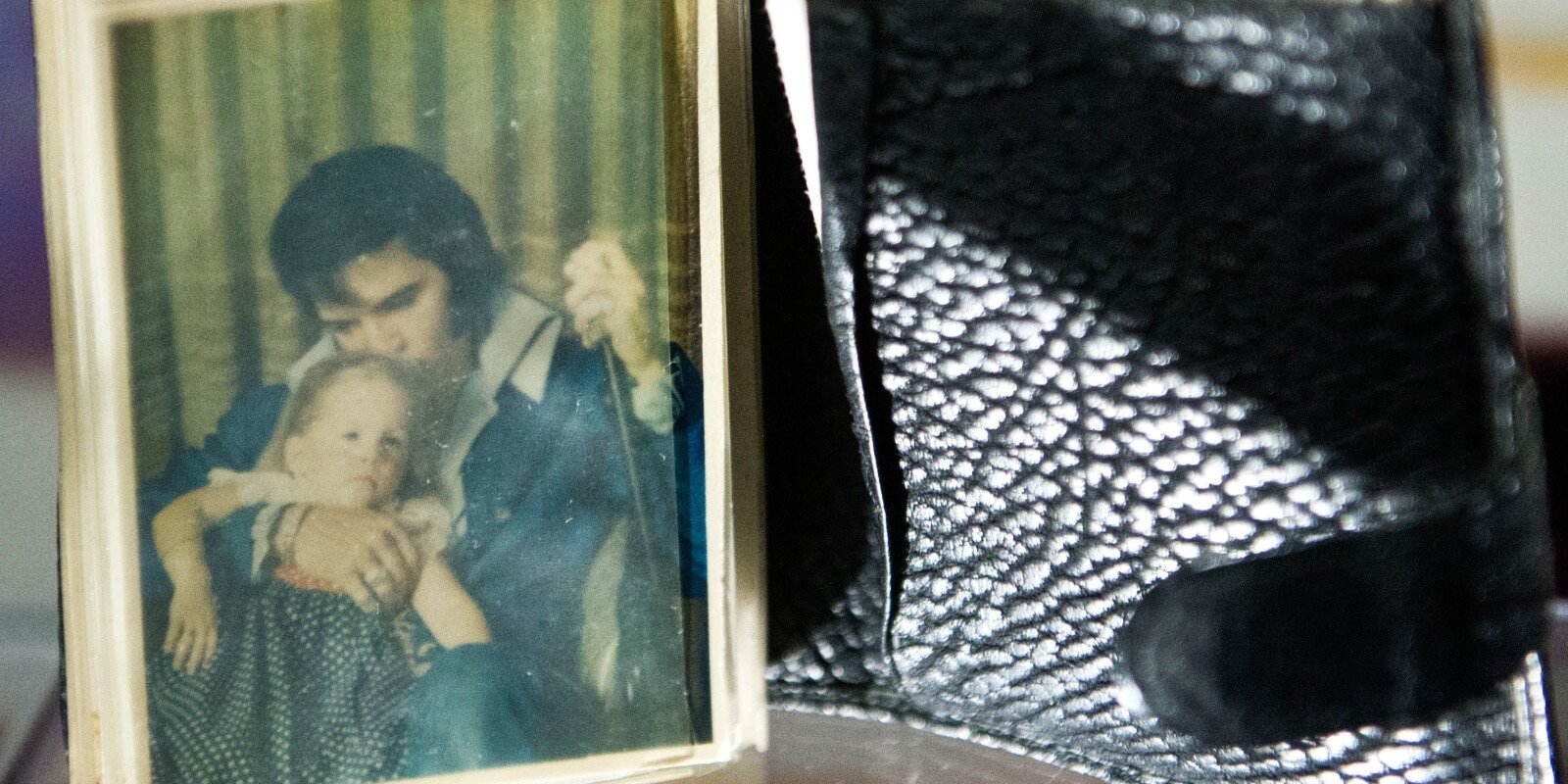 A photograph of Elvis Presley and his daughter Lisa Marie Presley in his wallet.