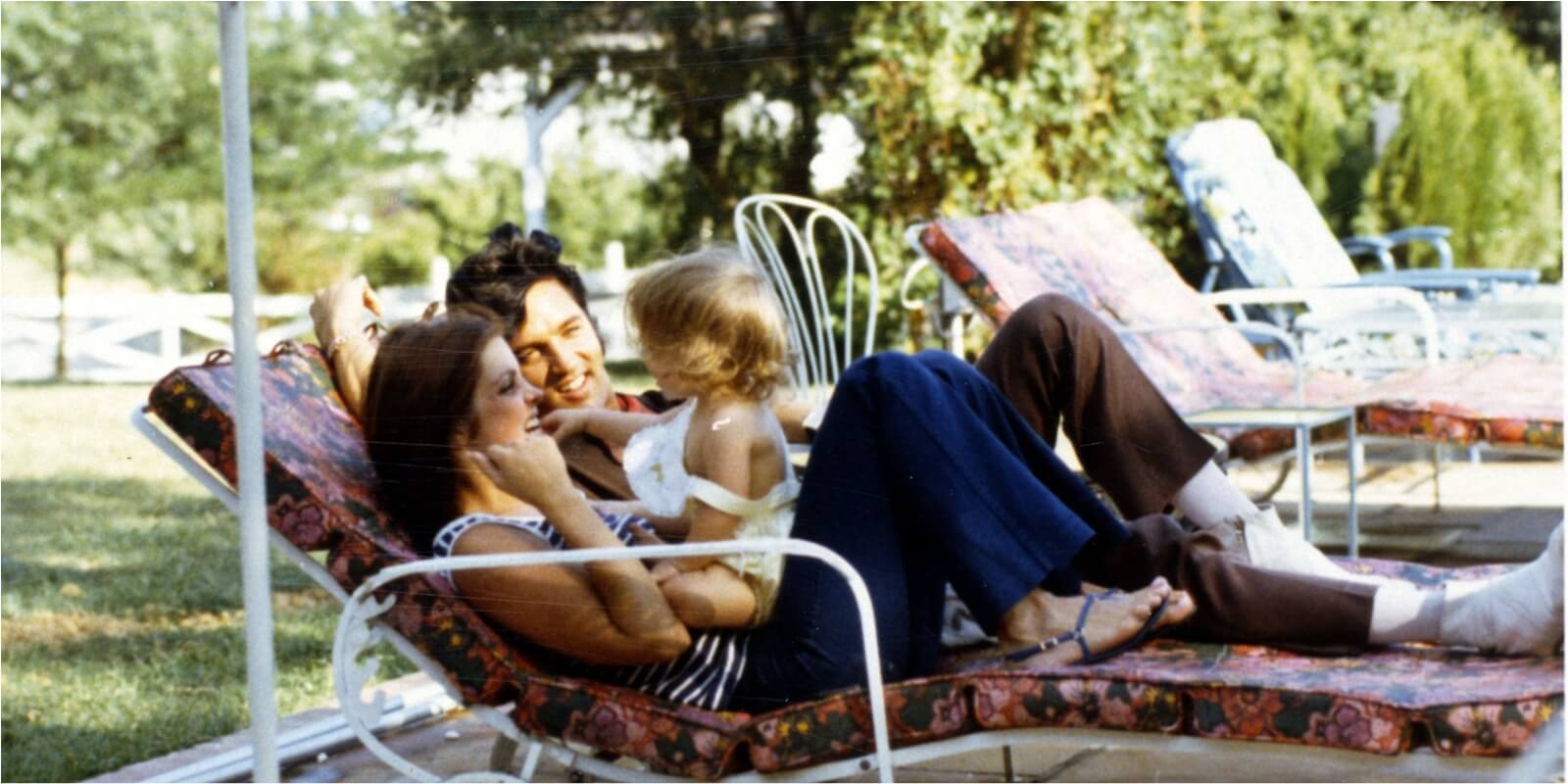 Elvis, Priscilla e Lisa Marie Presley no quintal de Graceland no início dos anos 1970.