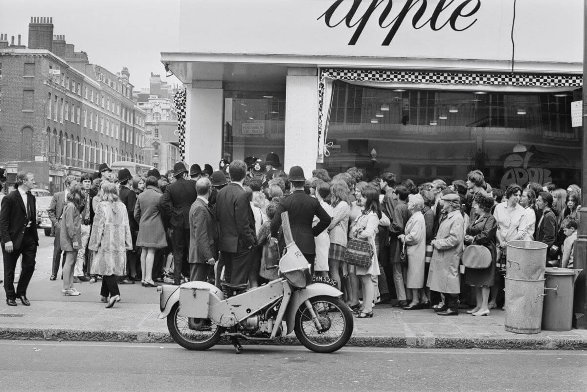 A black and white picture of a crowd gathered in front of The Beatles' Apple boutique.