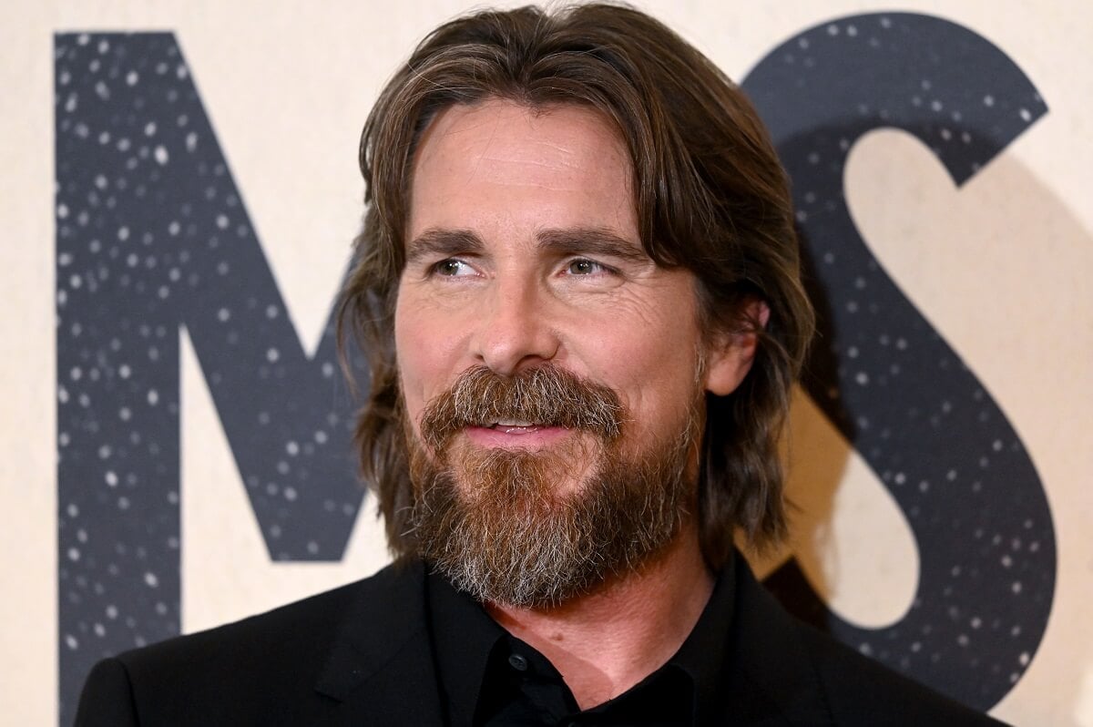 Christian Bale posing in a suit at the 'Amsterdam' premiere.