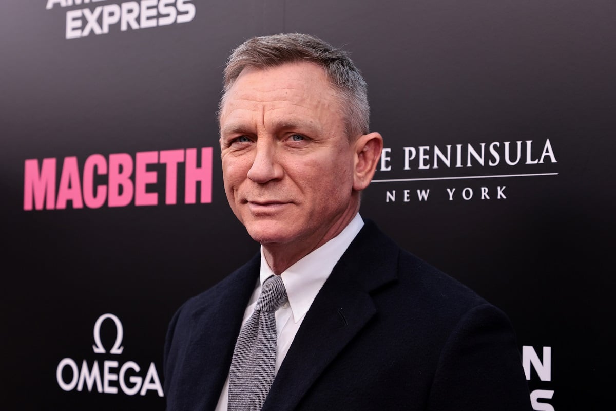 Daniel Craig posing in a suit at the Broadway premiere of 'Macbeth'.