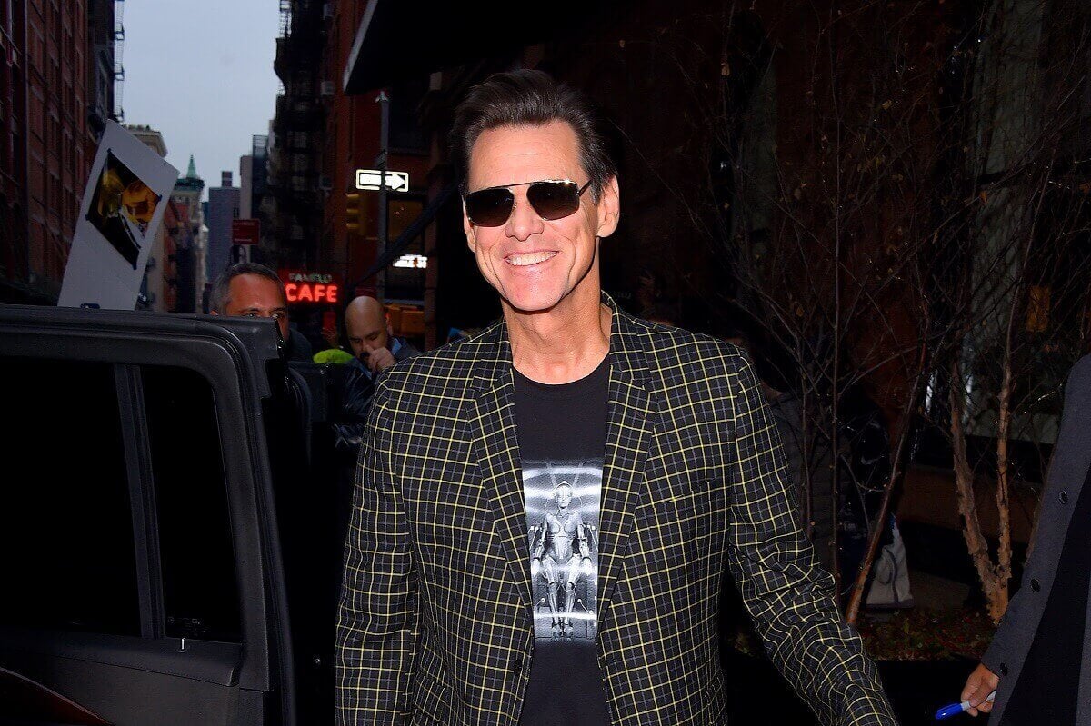 A picture of Jim Carrey smiling while wearing sunglasses in Manhattan.