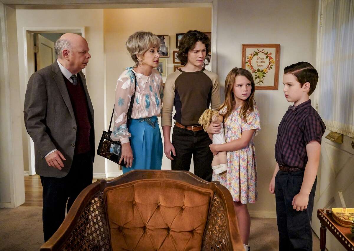 Dr. John Sturgis, MeeMaw, Georgie and MIssy talk with Sheldon Cooper in an episode of 'Young Sheldon'