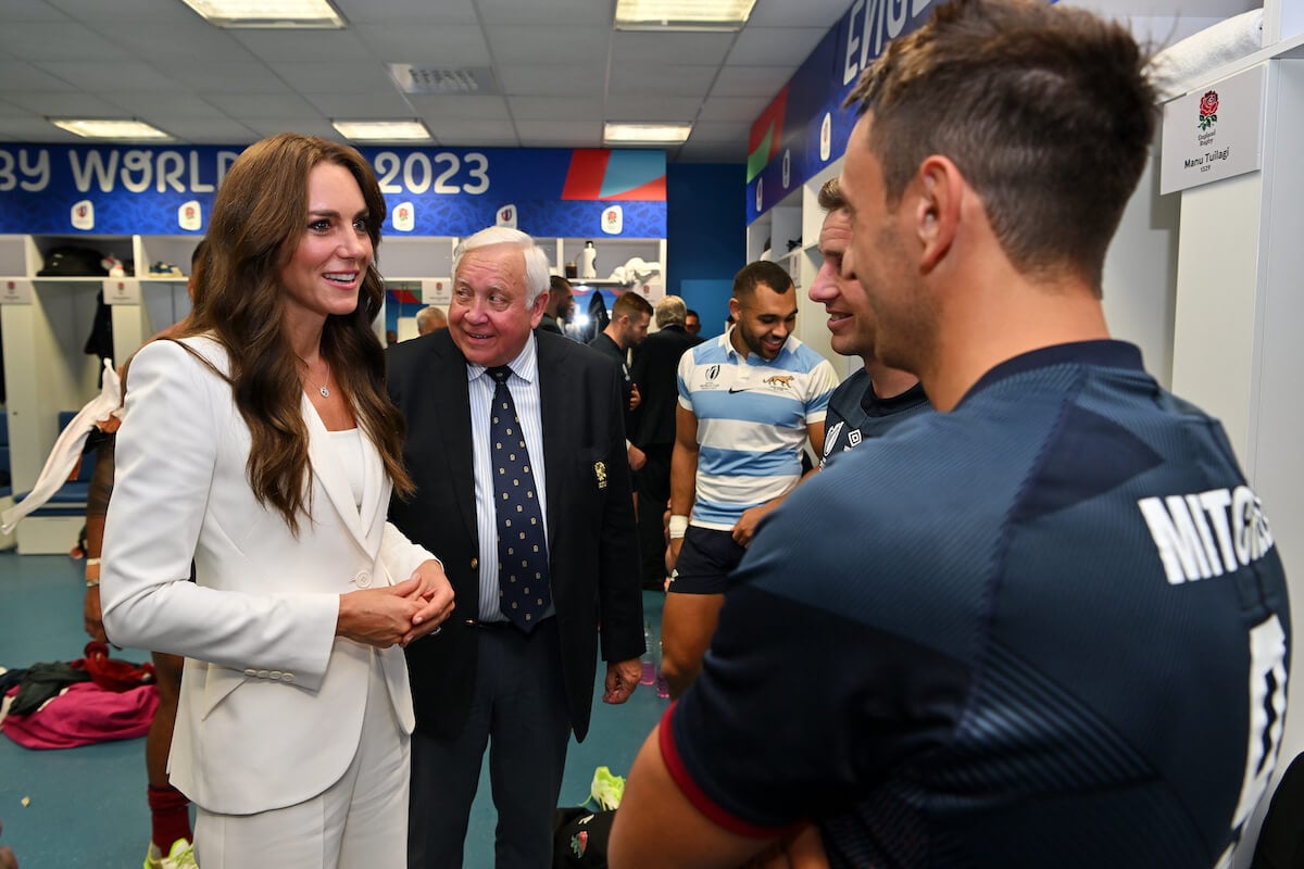 Kate Middleton, wears a white Alexander McQueen suit modeling Queen Elizabeth's style 'trick, speaks to rugby players at the 2023 Rugby World Cup