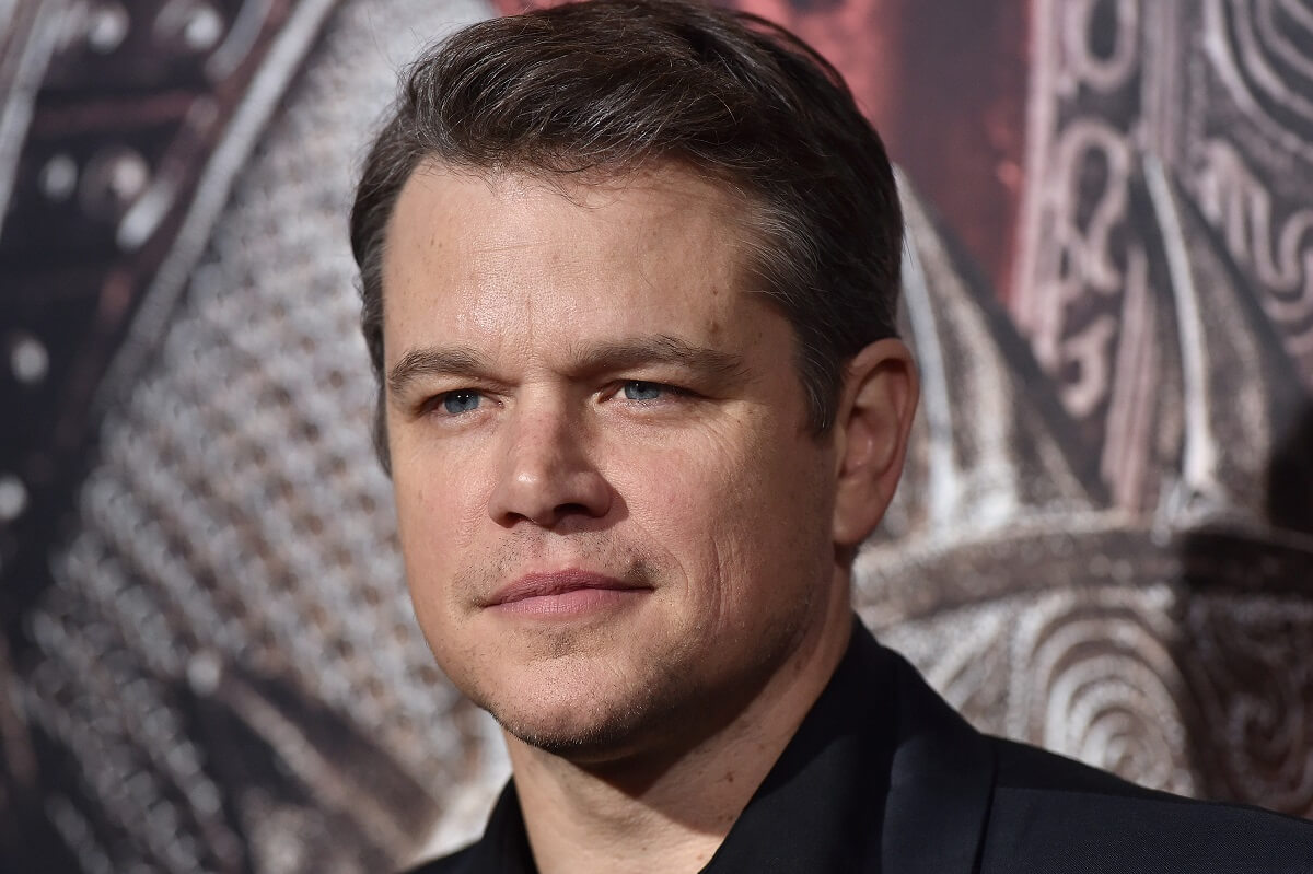 Matt Damon posing in a suit at the premiere of 'The Great Wall'.