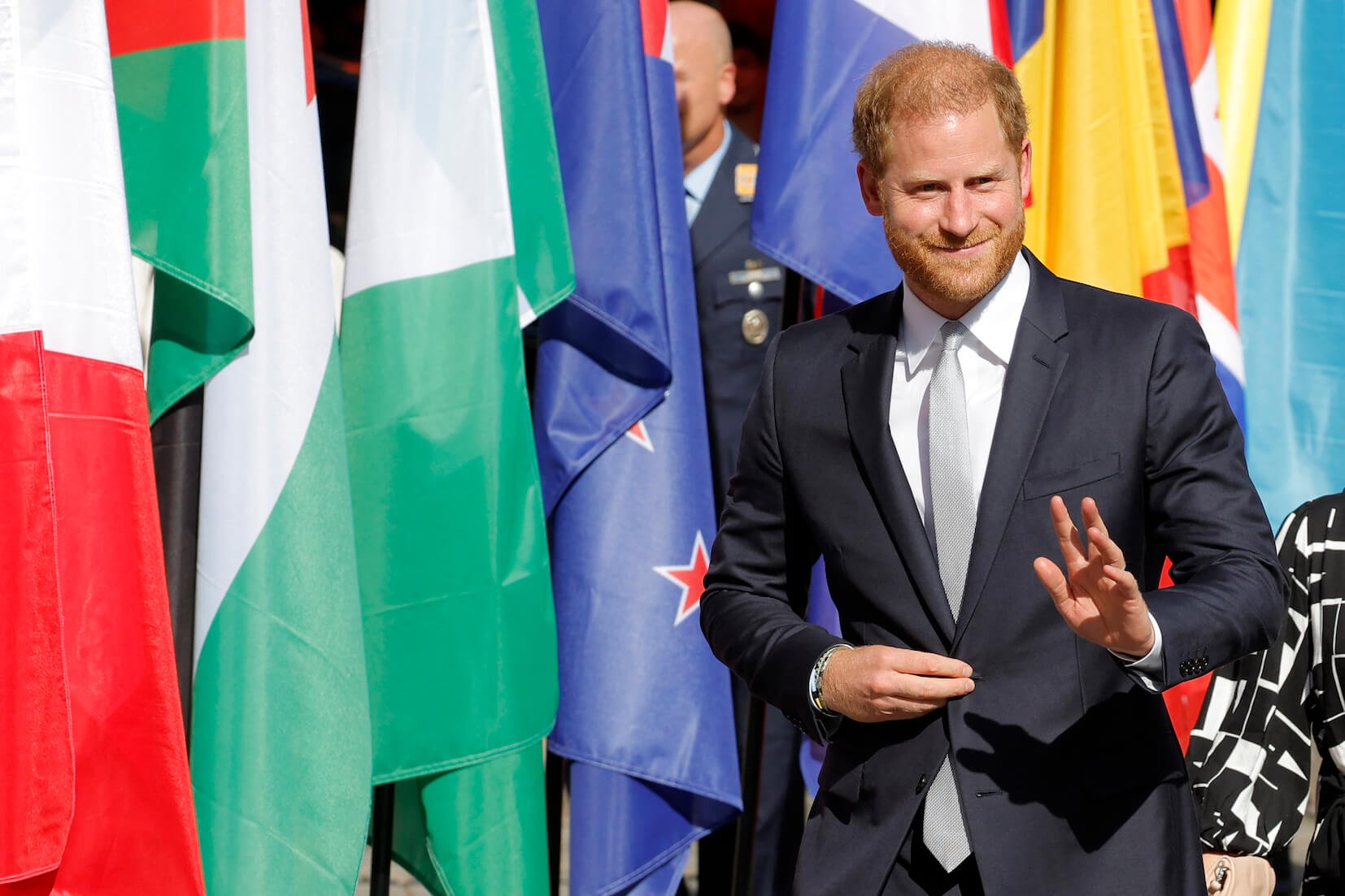 Prince Harry waving in front of the City Hall of Düsseldorf for the Invictus Games 2023