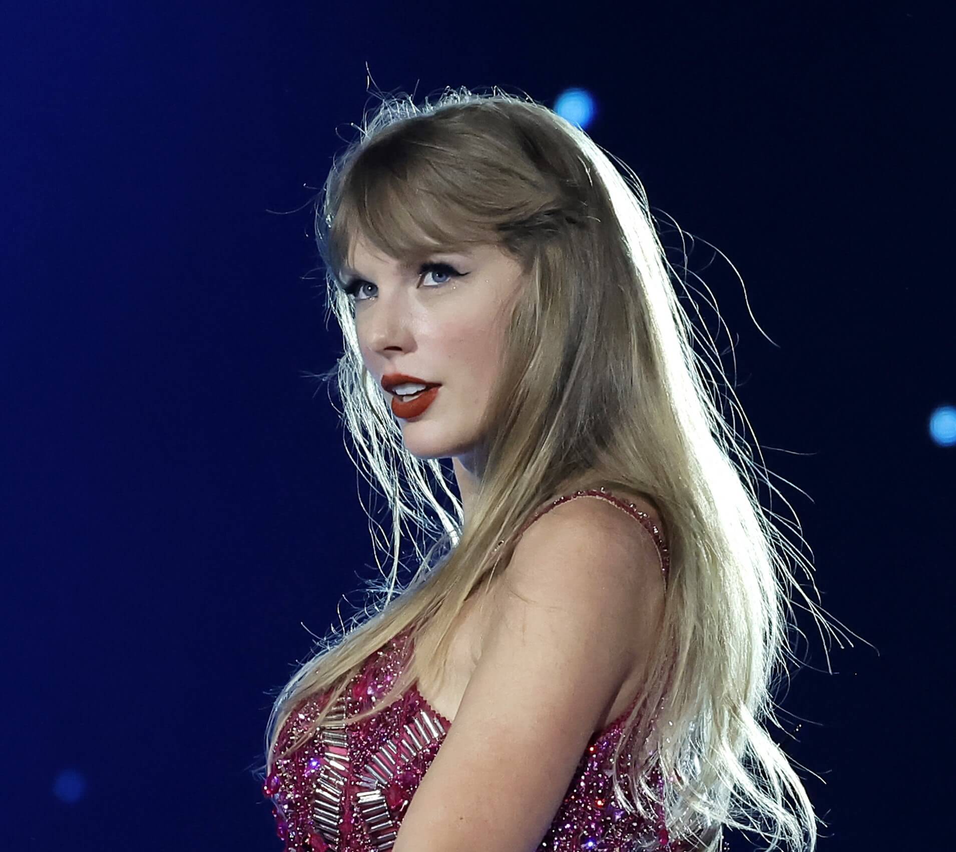 Taylor Swift wearing purple