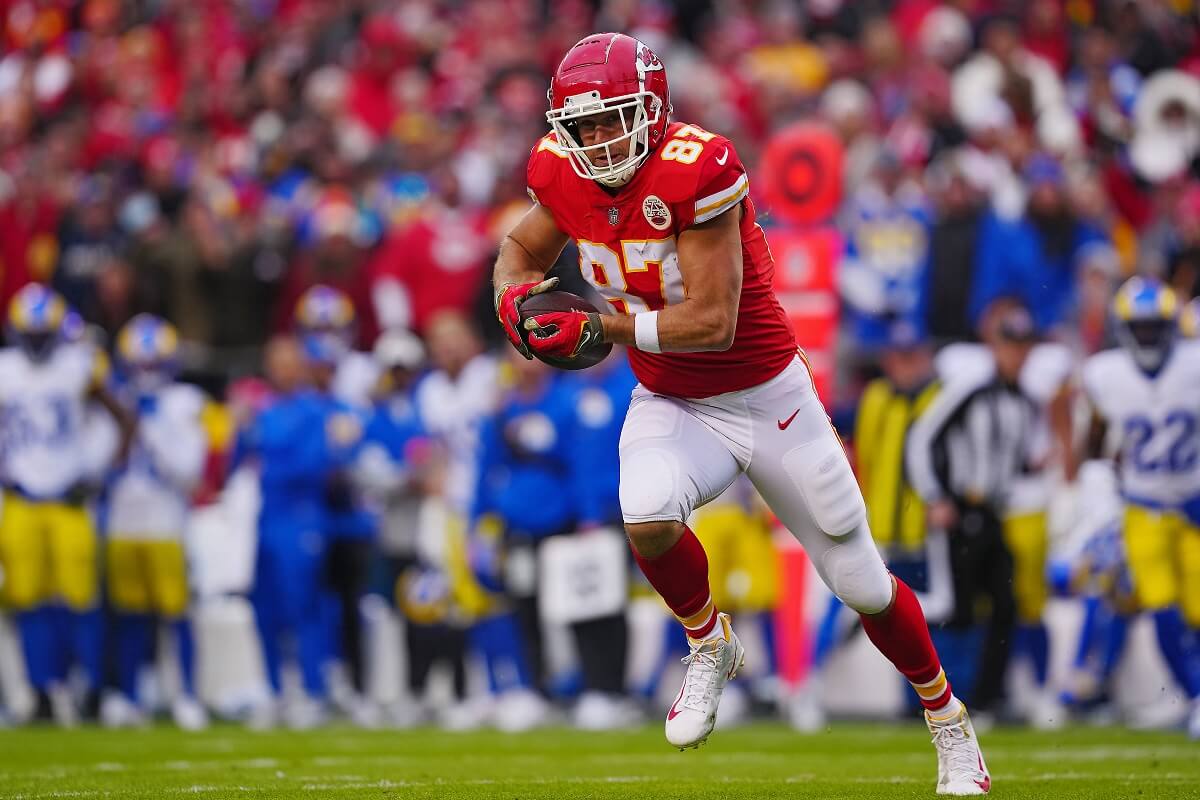 Travis Kelce runs with the ball for a touchdown during a game against the Los Angeles Rams