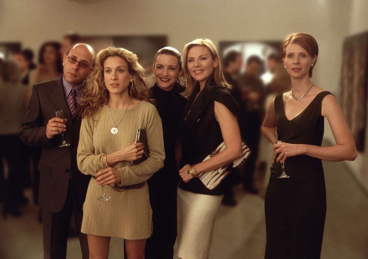 Willie Garson as Stanford Blatch, Sarah Jessica Parker as Carrie Bradshaw, Kristin Davis as Charlotte York, Kim Cattrall as Samantha Jones and Cynthia Nixon as Miranda Hobbes pose together while looking at art in an episode of 'Sex and the City'