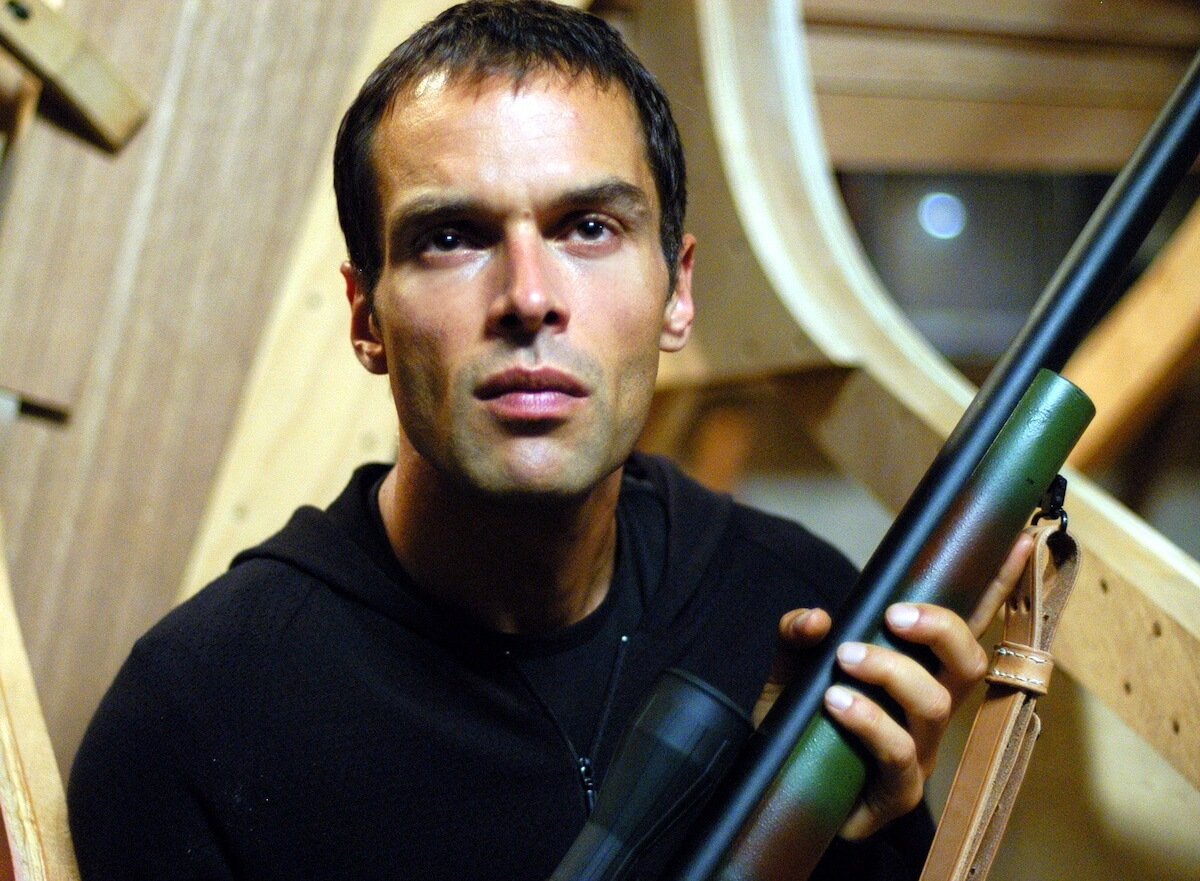 Rudolf Martin as Ari holding a gun in 'NCIS'