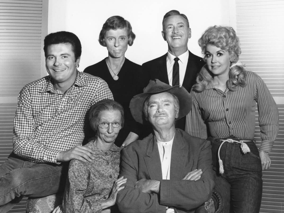 A black and white picture of the cast of 'The Beverly Hillbillies' posing close together.