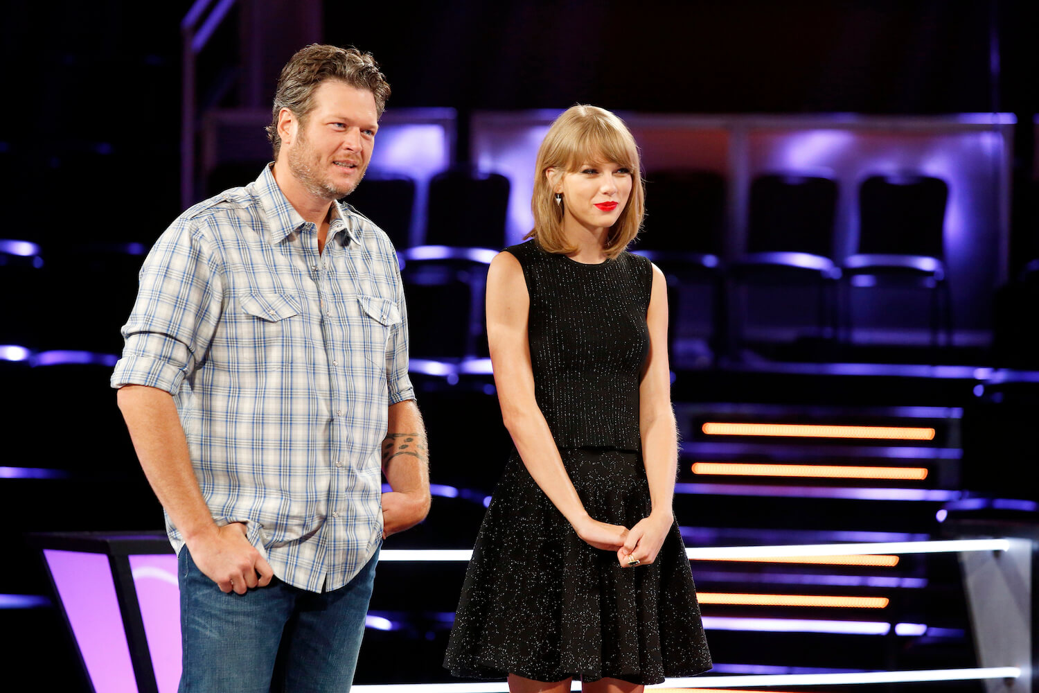 Blake Shelton and Taylor Swift standing next to each other on 'The Voice'