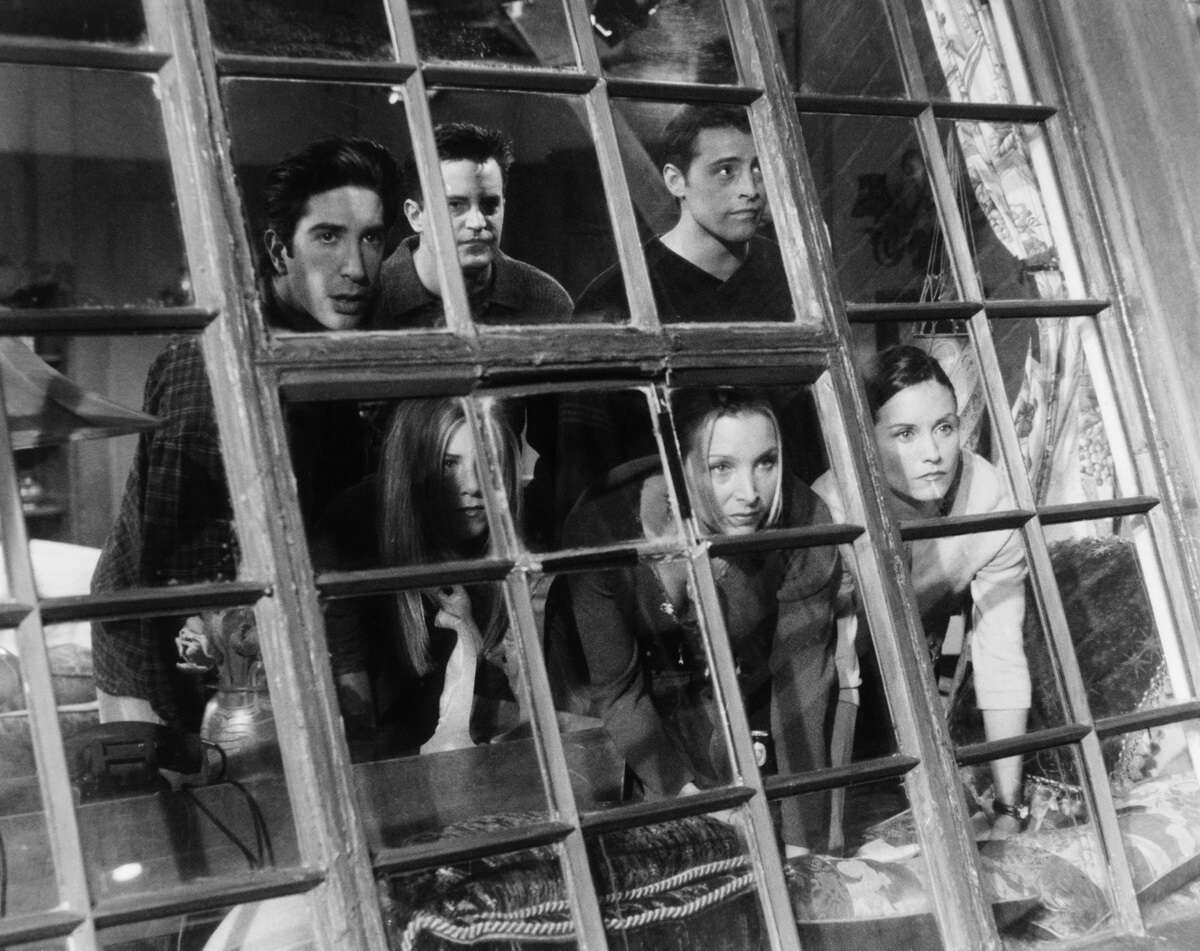 David Schwimmer as Ross Geller, Matthew Perry as Chandler Bing, Matt LeBlanc as Joey Tribbiani (front l-r) Jennifer Aniston as Rachel Green, Lisa Kudrow as Phoebe Buffay, Courteney Cox as Monica Geller in the window of Monica and Rachel's apartment in 'Friends/