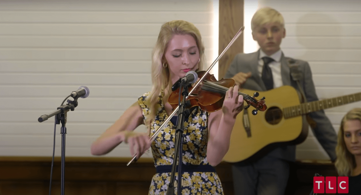 Hosanna Plath playing the violin in 'Welcome to Plathville'