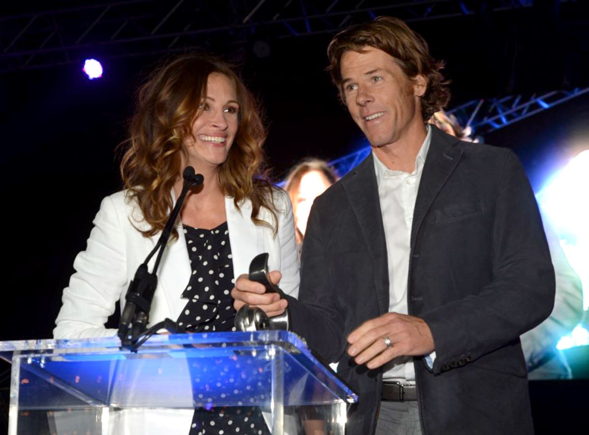 Julia Roberts and Danny Moder stand behind a podium together.