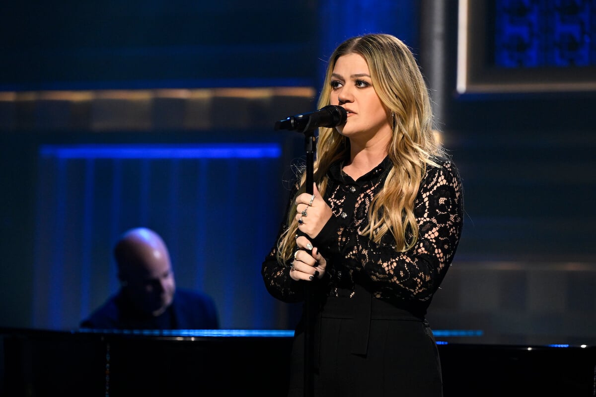 Kelly Clarkson, who doesn't want her children Remington and River to be singers, sings on 'The Tonight Show'