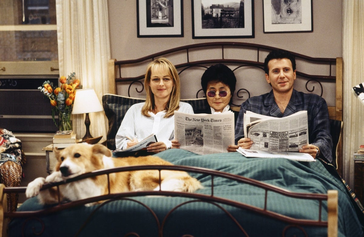 Maui as Murray, Helen Hunt as Jamie Buchman, Yoko Ono as Herself and Paul Reiser as Paul Buchman sit in a bed during an episode of 'Mad About You'