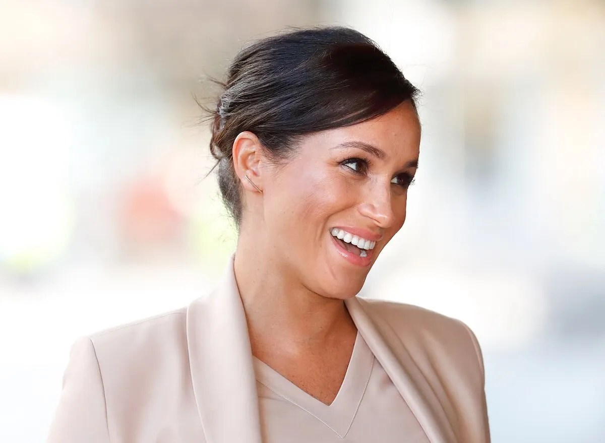 Meghan Markle, who wants to befriend Julia Roberts, visits The National Theatre in London