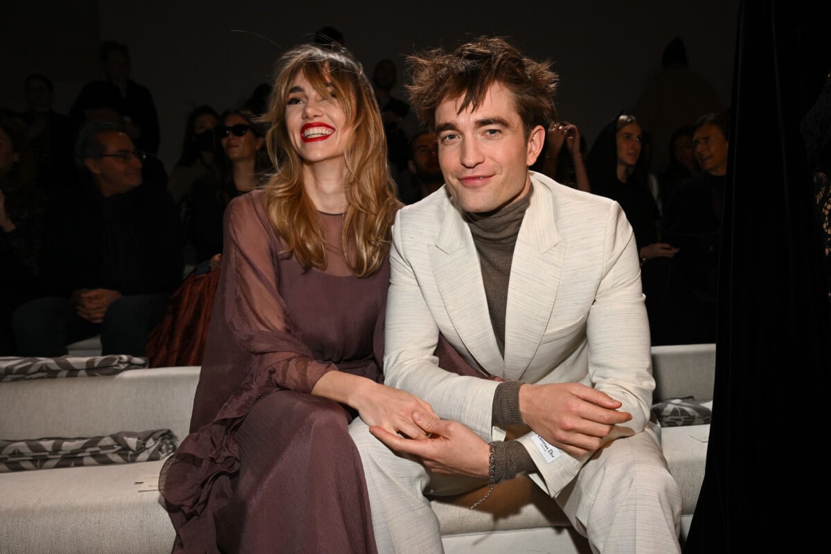 Suki Waterhouse and Robert Pattinson attend the Dior Fall 2023 Menswear Show on December 03, 2022 in Giza, Egypt