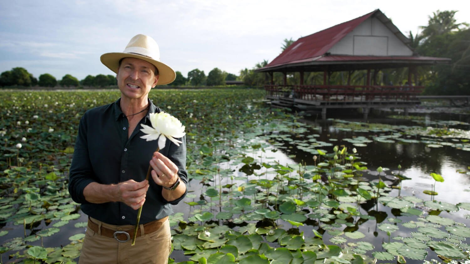 Phil Keoghan in Thailand in 'The Amazing Race' Season 35 Episode 2