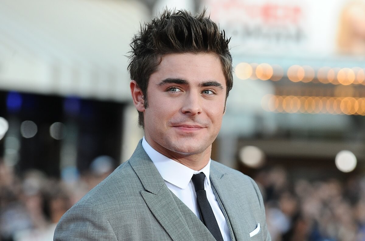 Zac Efron posing in a grey suit for the premiere of 'Neighbors'.