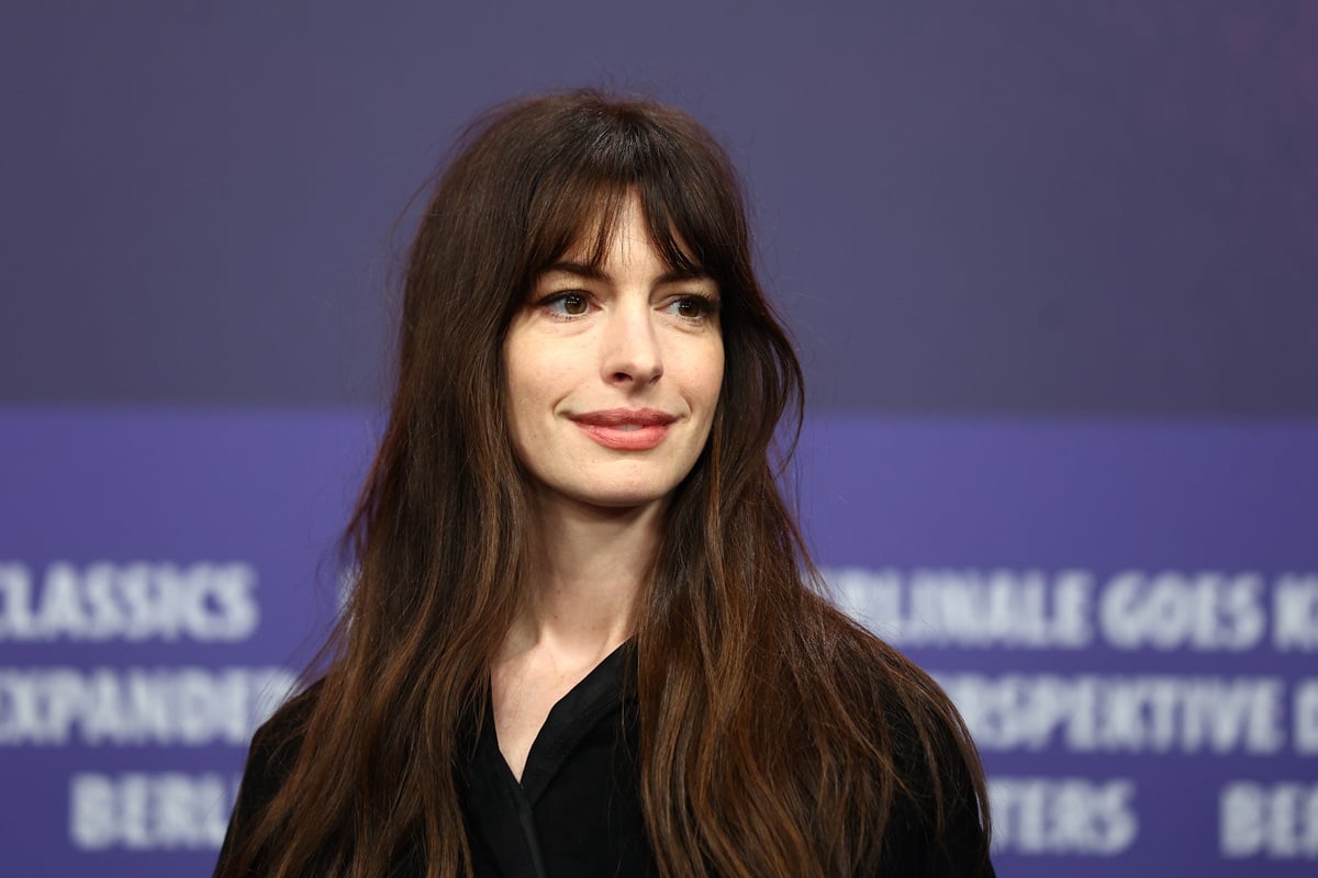 Anne Hathaway posing in a black shirt at the movie 'She Came to Me' press conference.