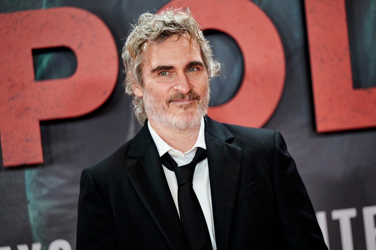 Joaquin Phoenix posing in a suit at the premiere of 'Napoleon'.