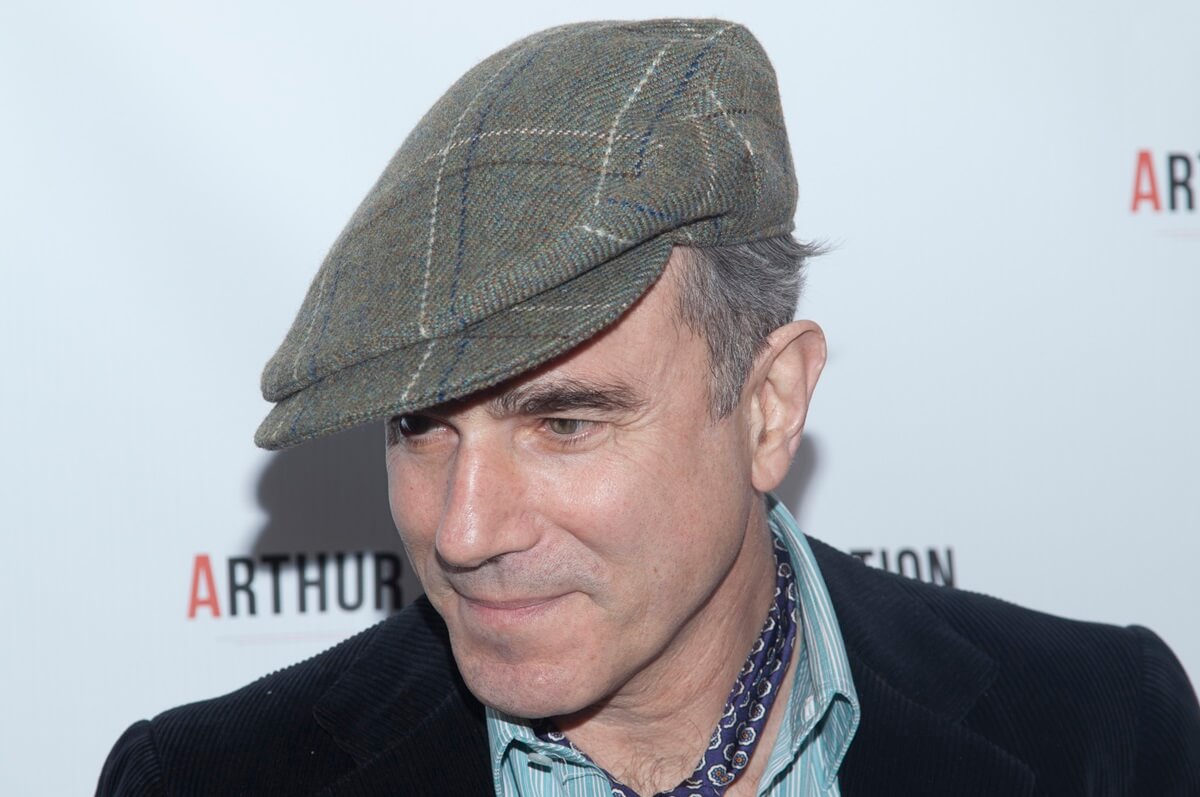 Daniel Day-Lewis posing at the "Arthur Miller - One Night 100 Years" benefit wearing a grey hat.