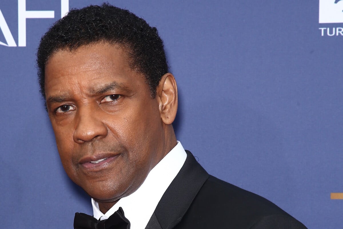 Denzel Washington posing at the American Film Institute's 47th Life Achievement Award Gala while wearing a suit.