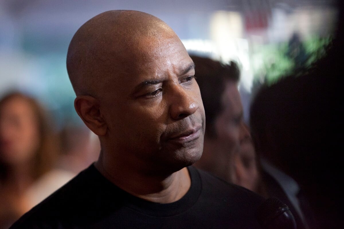 Denzel Washington posing at the premiere of the movie '2 Guns' in a black shirt.