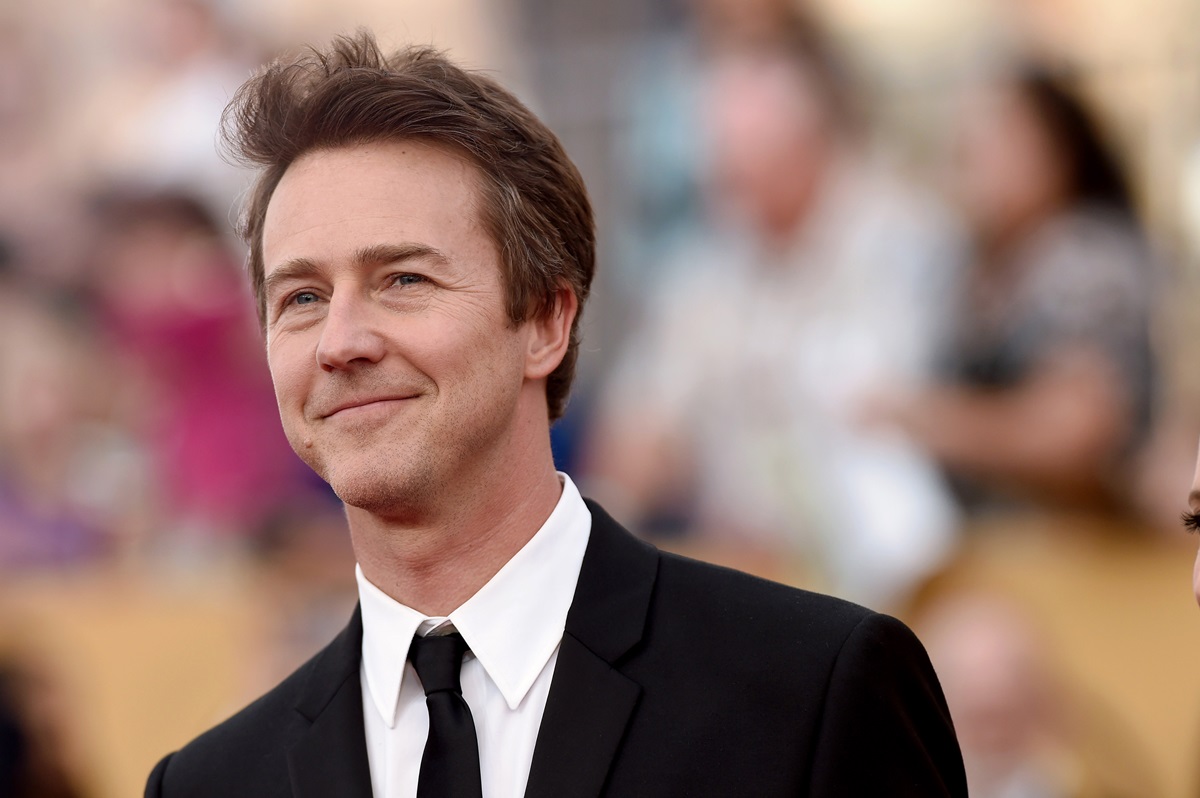 Edward Norton posing in a suit at the the 21st Annual Screen Actors Guild Awards.