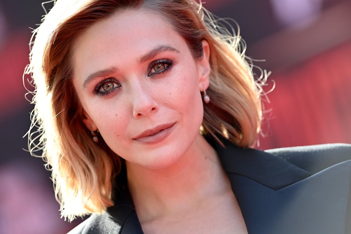 Elizabeth Olsen posing at the premiere of 'Dr. Strange in the Multiverse of Madness'.