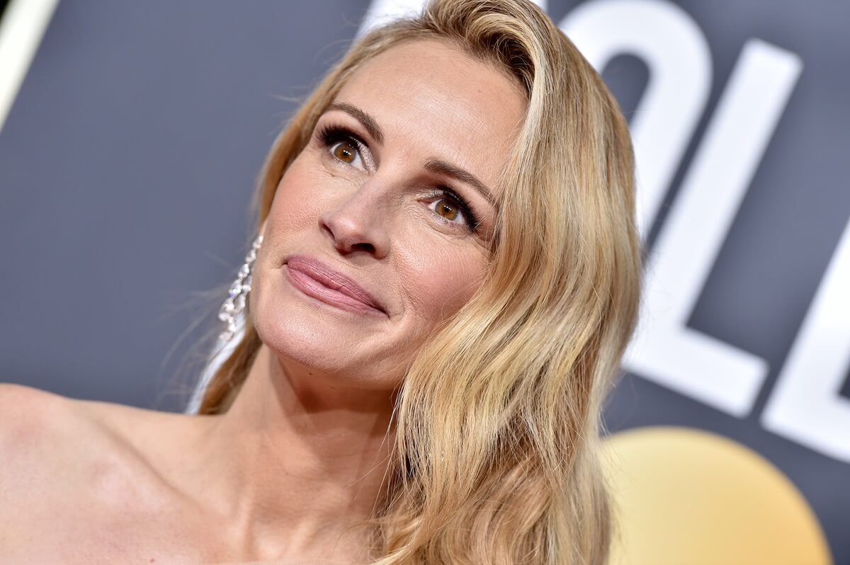 Julia Roberts posing in a dress at the 76th Annual Golden Globe Awards.