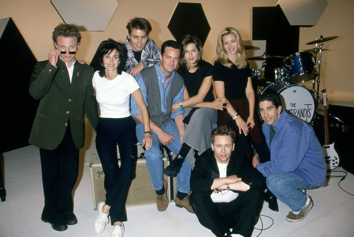 Lisa Kudrow and the 'Friends' cast posing at the 30 Rockefeller Plaza in New York City.