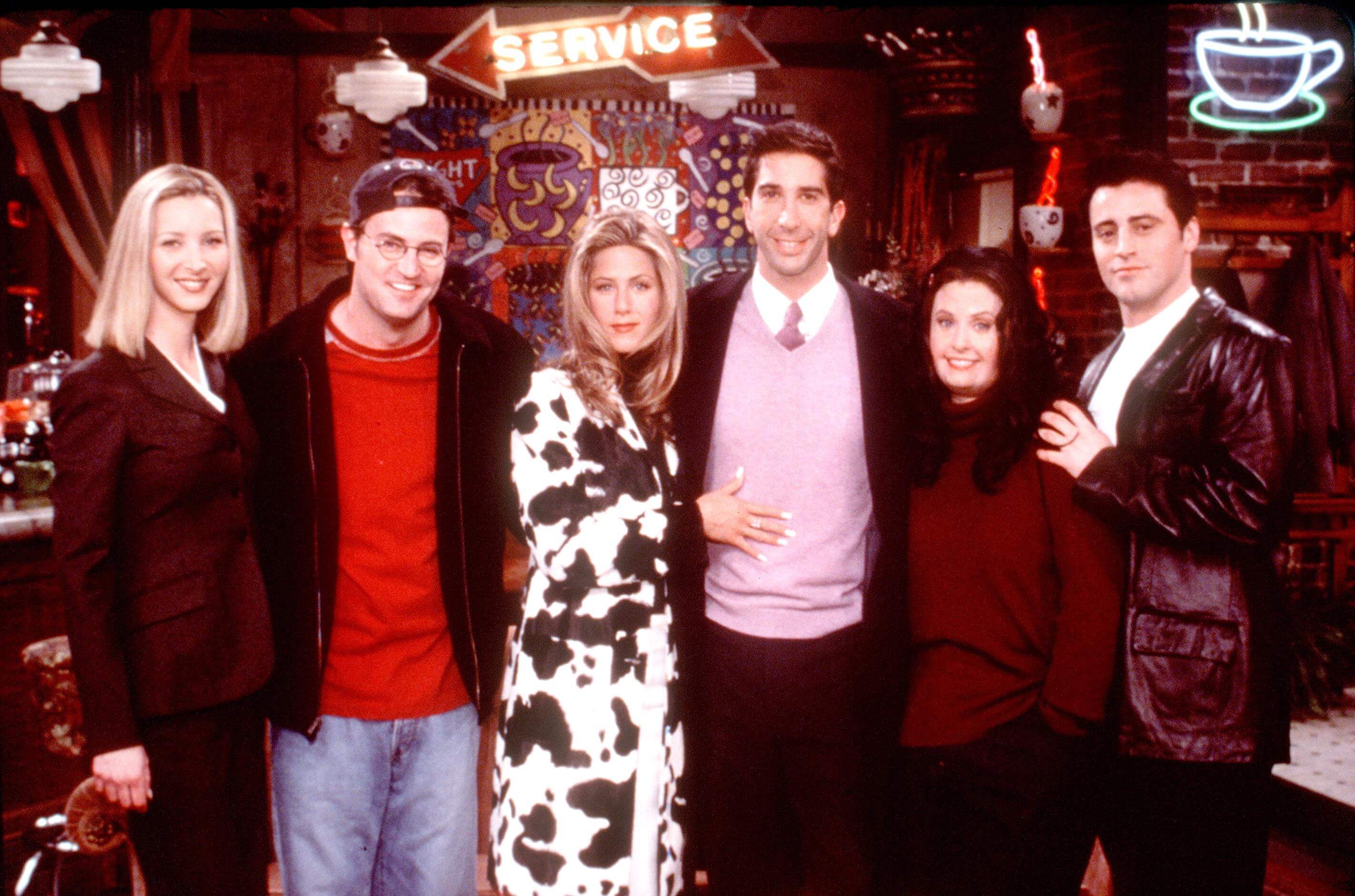 Matthew Perry with the rest of the 'Friends' cast standing side by side