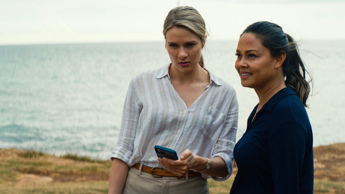 Tori Anderson and Vanessa Lachey standing in front of the ocean on 'NCIS Hawai'i'