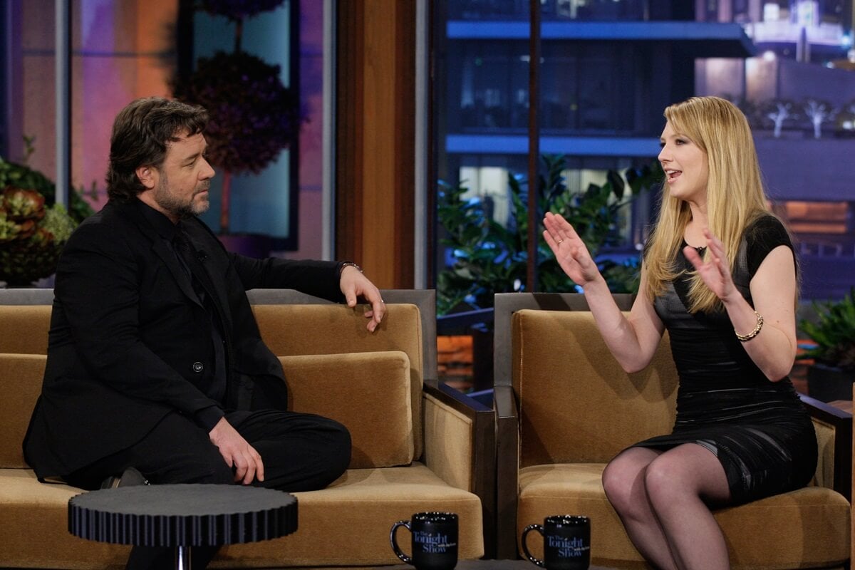 Russell Crowe sitting next to Anna Torv on 'The Tonight Show with Jay Leno'.