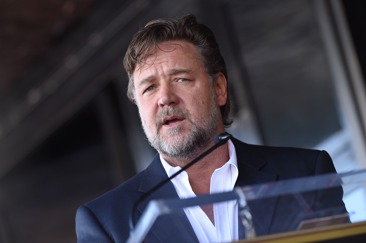 Russell Crowe at a ceremony honoring Ridley Scott while wearing a suit at the Hollywood Walk of Fame.