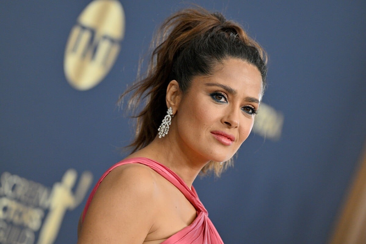 Salma Hayek posing in a pink dress at the 28th Annual Screen Actors Guild Awards.