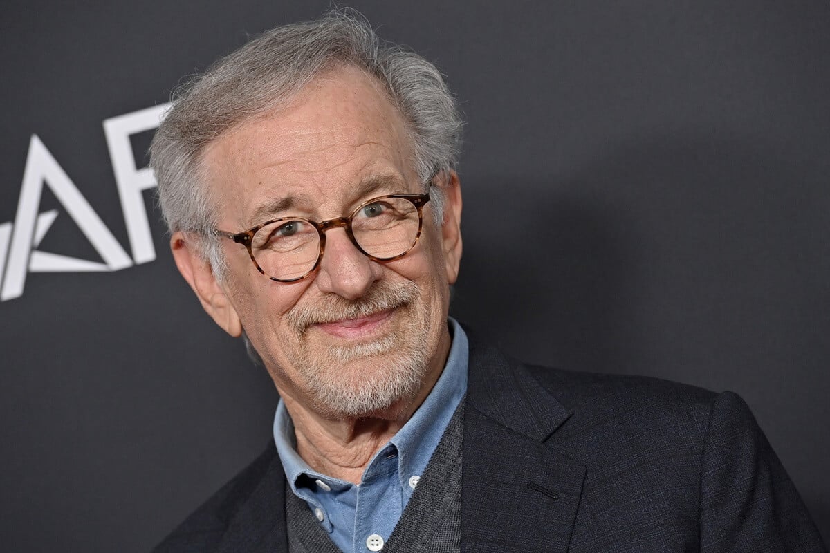 Steven Spielberg posing in a suit at 'The Fablemans' premiere.