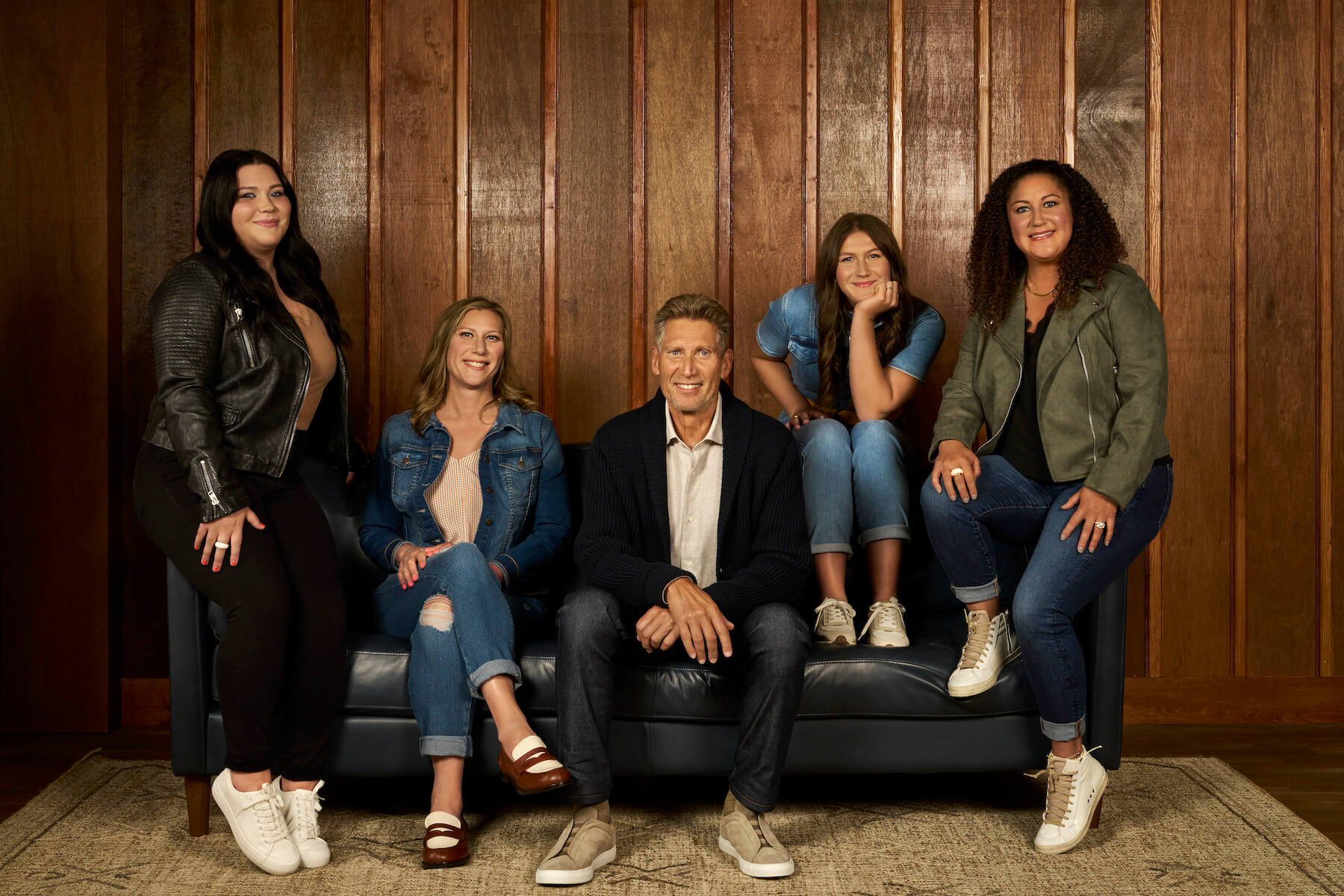 Gerry Turner with his daughters and granddaughters sitting on a couch