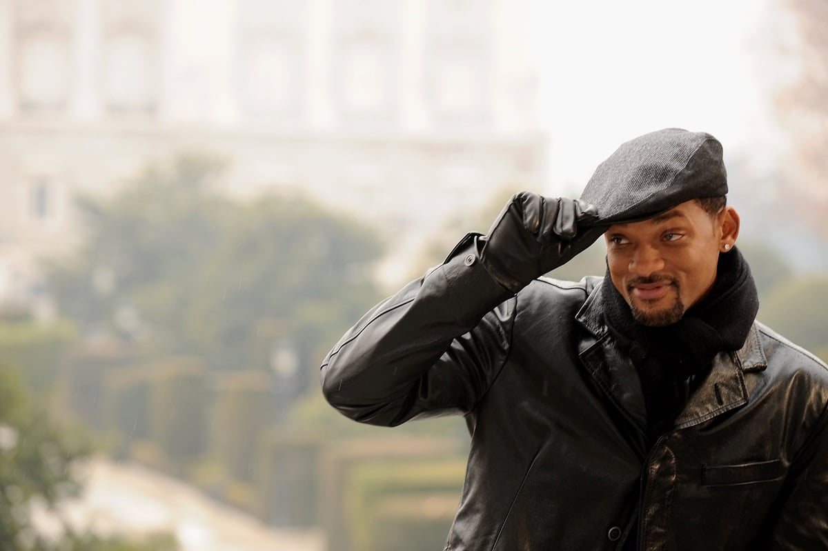 Will Smith posing at the 'Seven Pounds' photocall while wearing a jacket and gloves.