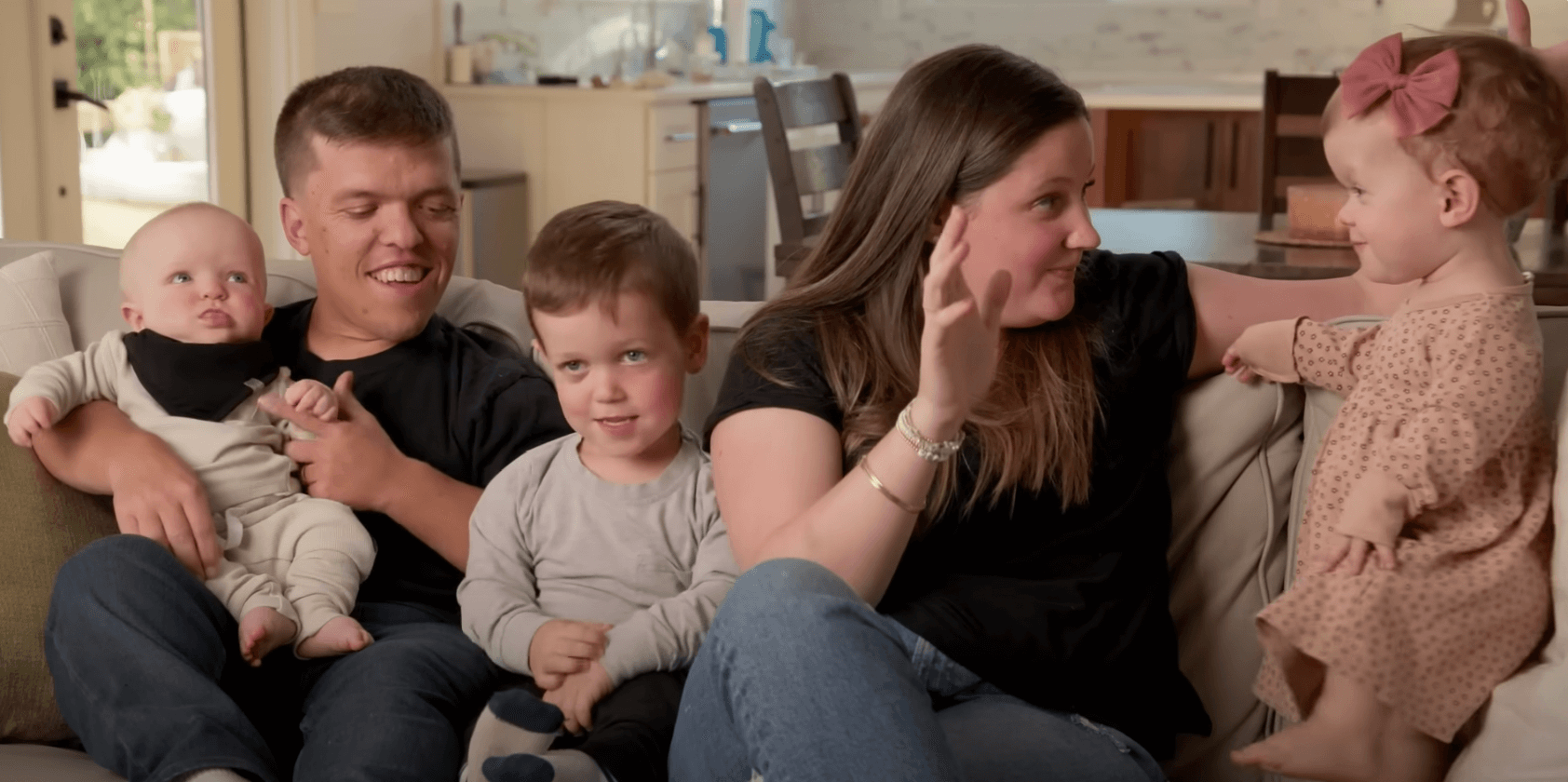 Zach and Tori Roloff sitting on the couch with their 3 kids in 'Little People, Big World'