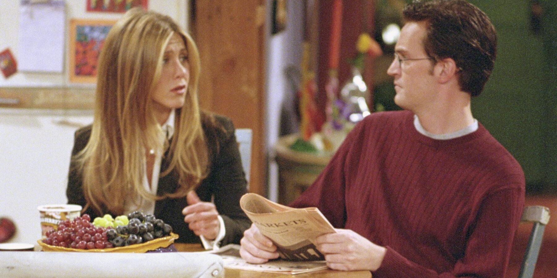 Jennifer Aniston and Matthew Perry on the 'Friends' set.