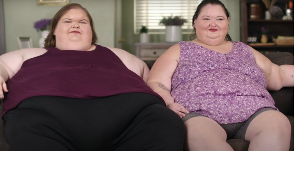 1000-lb sisters stars Tammy and Amy Slaton sitting next to each other.